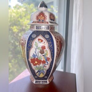 VINTAGE.         Imari Style Octagonal Ginger Jar